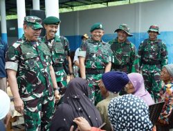 Pangdivif 2 Kostrad Tutup Latihan UST Kompi Brigif PR 18/Trisula dan Laksanakan Bakti Sosial