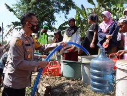 Kapolres Bondowoso Melakukan Kegiatan Pendistribusian Air Bersih di 6 Titik