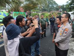 Kapolres Bondowoso Melakukan Takziah Kepada Keluarga Korban Pesawat yang Jatuh di Selat Madura