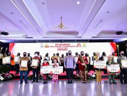 Kapolri Memberi Penghargaan Polwan Polda Jatim yang Meraih Juara 2 Lomba Video Kreatif Suara Hati Anak Polwan