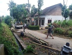 Serda Adi Rahman Babinsa Pujer Ajak Warga Bersihkan Pohon Bambu