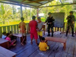 Satgas Satuan Organik Yonif Raider 514/SY Sambangi Sekolah Rimba Wilayah Batas Batu Papua