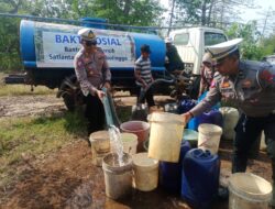 Polres Probolinggo Distribusikan 8.000 Liter Air Bersih untuk Warga Terdampak Kekeringan di Lumbang