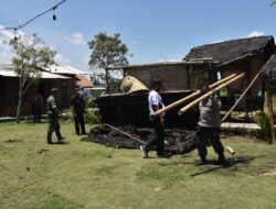 Polres Bondowoso Membantu Warga yang Terkena Dampak Angin Puting Beliung