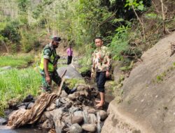 Upaya Babinsa Koramil Wringin Bantu Warga Percepat Pembuatan Saluran Irigasi