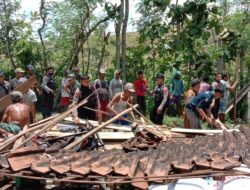 Gotong Royong, Polres Bojonegoro Evakuasi dan Beri Bantuan Korban Bencana Angin Kencang