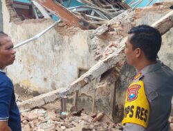 Gerak Cepat Polres Jember Dirikan Tenda Darurat, Tangani Gedung Sekolah Amruk Akibat Diterjang Angin