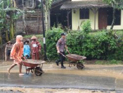 Polisi dan Warga Lakukan Evakuasi Tanah Longsor Akibat Hujan Lebat