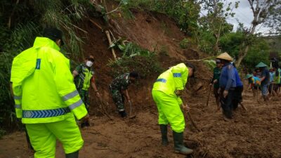 Tanggap Bencana, Polres Ponorogo Bersama TNI dan Warga Bersihkan Material Tanah Longsor