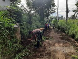 Program Jum’at Bersih, Babinsa Koramil Maesan Bersama Pemdes Dan Warga Bersihkan Lingkungan