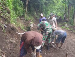 Babinsa Tamankrocok dan Masyarakat Laksanakan Kerja Bakti Pelebaran Jalan