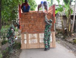 Angkat Material Batu Bata Juga Dilakoni Babinsa Botolinggo