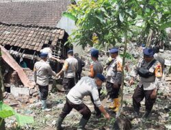 Satbrimob Polda Jatim Kompi 3 Batalyon B Pelopor Bantu Korban Banjir Kalibaru Banyuwangi