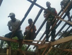 Nekat Naik, Serda Suwandi Bantu Pemasangan Atap Rumah Warga Binaan