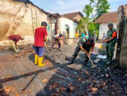 Sigap, Pasca Kebakaran Babinsa Koramil 0822/01 Bondowoso Bersihkan Puing