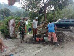 Bersama Warga, Babinsa Pos Ramil Ijen Gotong Royong Rehab Mushola