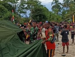 Bukti Peduli Masyarakat Papua, Satgas Yonif R 514/SY Bantu Gereja Untuk Kegiatan Peresmian dan Bakar Batu
