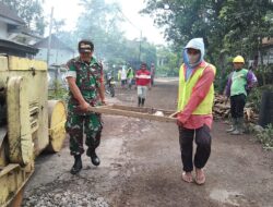 Babinsa Tlogosari Dan Masyarakat Bergotong Royong Perbaiki Jalan Rusak