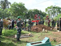 Tembakan Salvo Anggota Kodim 0822 Bondowoso Iringi Pemakaman Almarhum Sertu Dowi Babinsa Kodim 0602/Serang