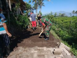 Sibuknya Kegiatan, Babinsa Brambang Bantu Masyarakat Pasang Paving