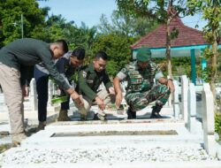 Anggota Staf Penerangan Divif 2 Kostrad Melaksanakan Ziarah ke TMP Untung Suropati