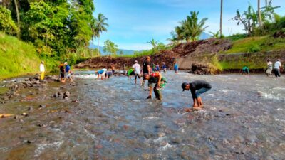 Babinsa Koramil 0825/20 Songgon Laksanakan Kegiatan Kerja Bhakti Pembersihan dan Pembenahan Aliran Sungai Irigasi