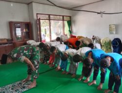 Pelda Mustain sholat Berjamaah Dengan Siswa Sekolah Dasar