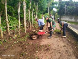 Kekompakan Sertu Rianto Melaksanakan Jumat Bersih Bersama Warga