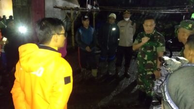 Dandim 0822 Bondowoso Tinjau Banjir Yang Disertai Lumpur di Wilayah Ijen