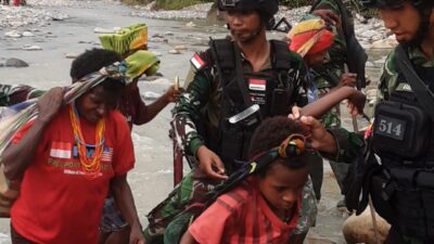 167 Orang Masyarakat Paro Kembali di Evakuasi Oleh Satgas Yonif Raider 514/SY