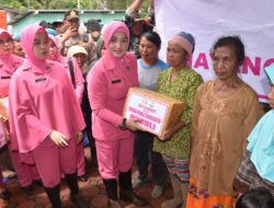 Tanggap Bencana, Yayasan Kemala Bhayangkari Jawa Timur Berikan Bantuan Korban Banjir di Ijen Bondowoso
