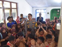 Kapolres Bersama Dandim 0822 Bondowoso Berikan Bantuan Peralatan Sekolah Bagi Siswa Sekolah Korban Banjir Ijen