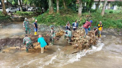 Pasca Banjir di Desa Pancoran, Danramil 0822/01 Bondowoso Bersama Anggota Bantu Warga Betulkan TPT