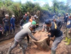 TNI – Polri Bersama Masyarakat Laksanakan Giat Pembersihan Sisa-sisa Material Banjir Susulan Ijen