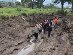 Kapolres Bersama Dandim 0822 Bondowoso Menyusuri Aliran Sungai Luapan Banjir Ijen