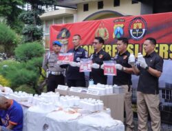 Polres Kediri Berhasil Ungkap Kasus Narkoba, Dua Tersangka Pengedar dan Ratusan Ribu Pil Dobel L Diamankan