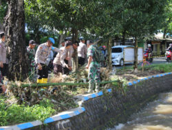 Polres Bondowoso Bersama TNI dan Warga Kerja Bakti Pasca Banjir Bandang Pancoran