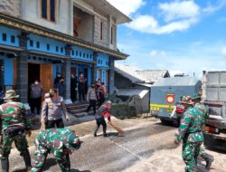 Polisi Bantu Bersihkan Jalan, Dampak Abu Vulkanik Pasca Erupsi Merapi