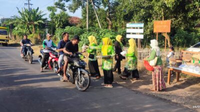 IIK Perum Perhutani KPH Bondowoso Bagi Takjil Gratis Kepada Pengguna Jalan
