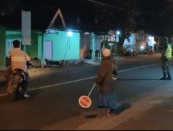 Babinsa Koramil 0822/14 Prajekan Bondowoso Melaksanakan Pengamanan Kepada Umat Islam Menjalankan Sholat Tarawih