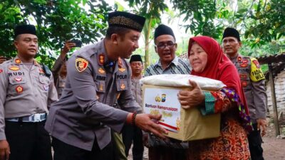 Kapolres Jombang Sapa Warga di Bulan Ramadhan Dengan Berbagi Paket Sembako
