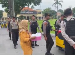 Dibulan Penuh Berkah, Sat Samapta Polres Bondowoso Bagi-bagi Takjil