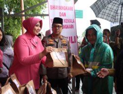 Hujan Tak Menghalangi Polresta Banyuwangi Berbagi 1000 Takjil