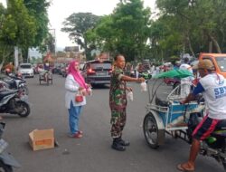 Penghujung Ramadhan, Jajaran Koramil 0822/02 Curahdami Bondowoso Bagi-Bagi Takjil Gratis