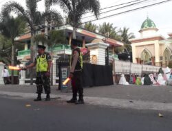 Babinsa Koramil Prajekan Bondowoso dan Bhabinkamtibmas Pengamanan Sholat Idul Fitri 1444 H