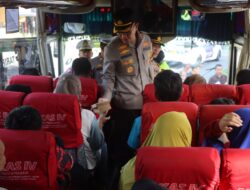 Kapolres Bondowoso Memberangkatkan 5 Bus Dalam Giat Arus Balik Lebaran 1444 H