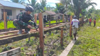 Bersama Masyarakat Satgas Yonif Raider 514 Kostrad Perbaiki Jalan Menuju Kampung Mumugu Nduga