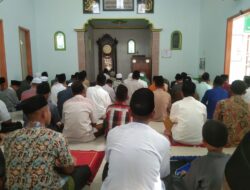 Satgas TMMD Ke 116 Bondowoso Menunaikan Shalat Jumat Bersama Warga