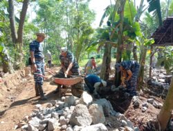 TNI AL Lanal Banyuwangi Bantu Pemasangan Paving Di TMMD 116 Bondowoso