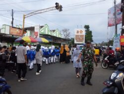 Babinsa Sukosari Bondowoso Dalam Pengamanan Kirab Wisuda Sekolah